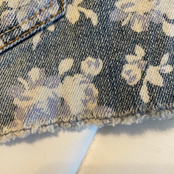 *SOLD*Low-Rise Floral Print Cut-Offs - Picture 11 of 13